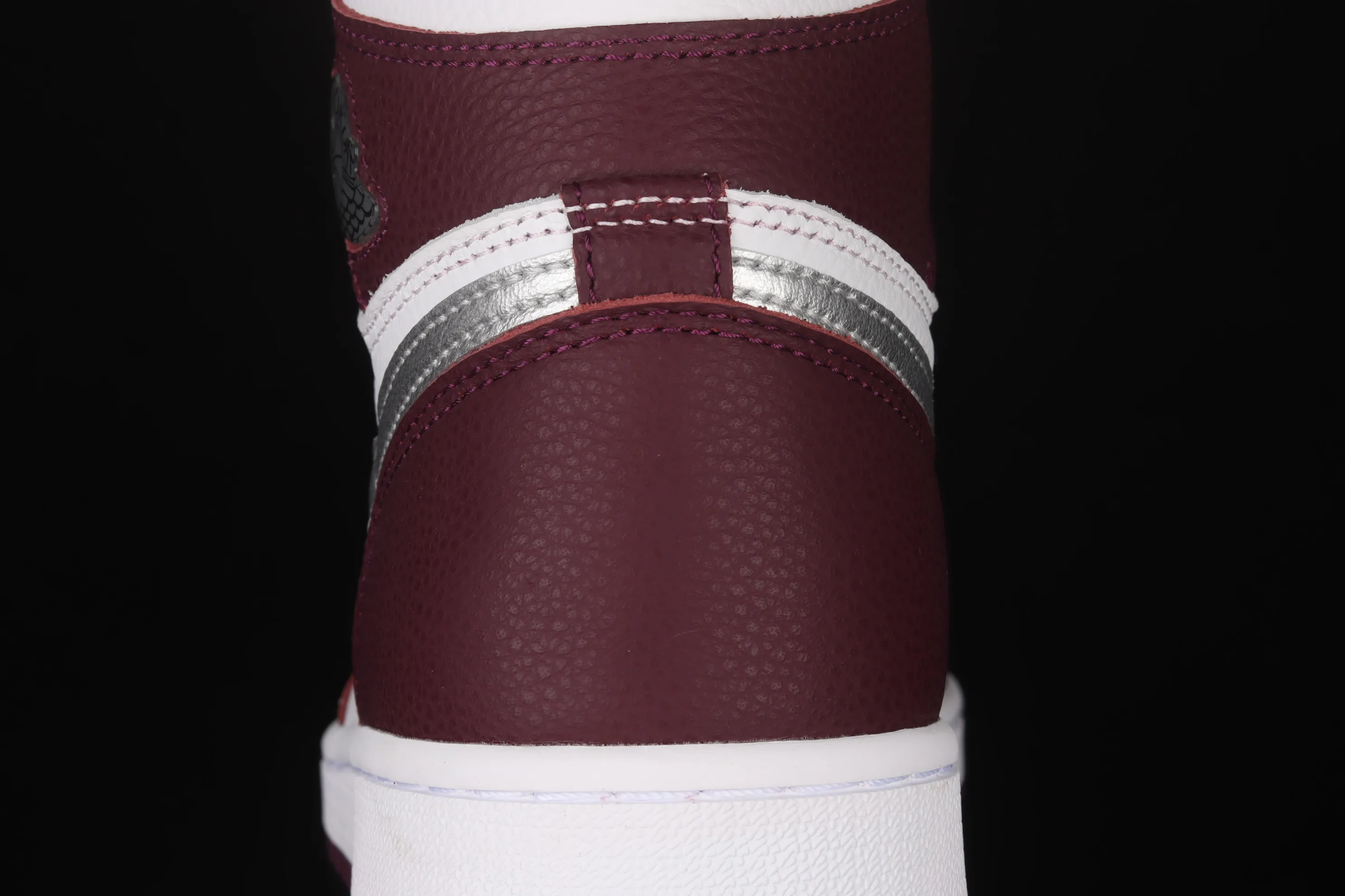 All categories Air Jordan Jordan series basketball shoes Air Jordan 1 High L version Air Jordan 1 Retro High OG "Bordeaux" AJ1 Joe 1 Bordeaux Burgundy high-top basketball shoes 555088-611